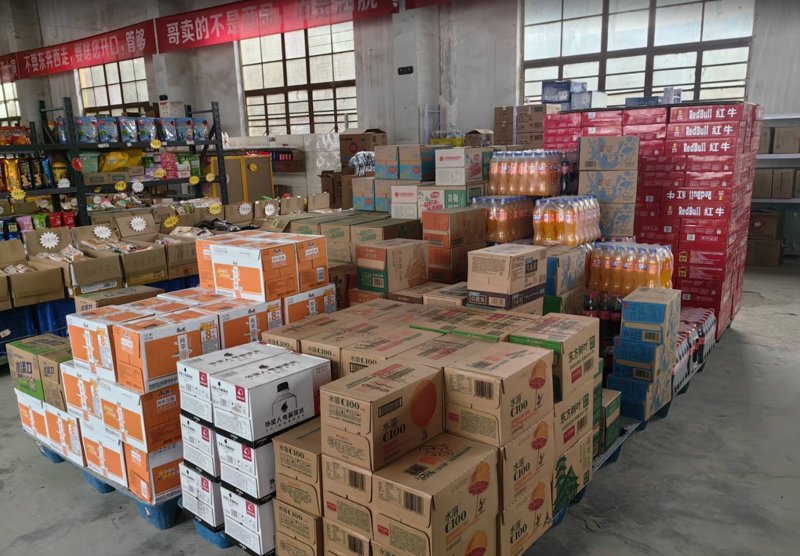太原百货批发公司的原下属商店包括多个知名品牌和特色店铺，它们不仅丰富了当地居民的购物选择，也为经济发展做出了重要贡献。